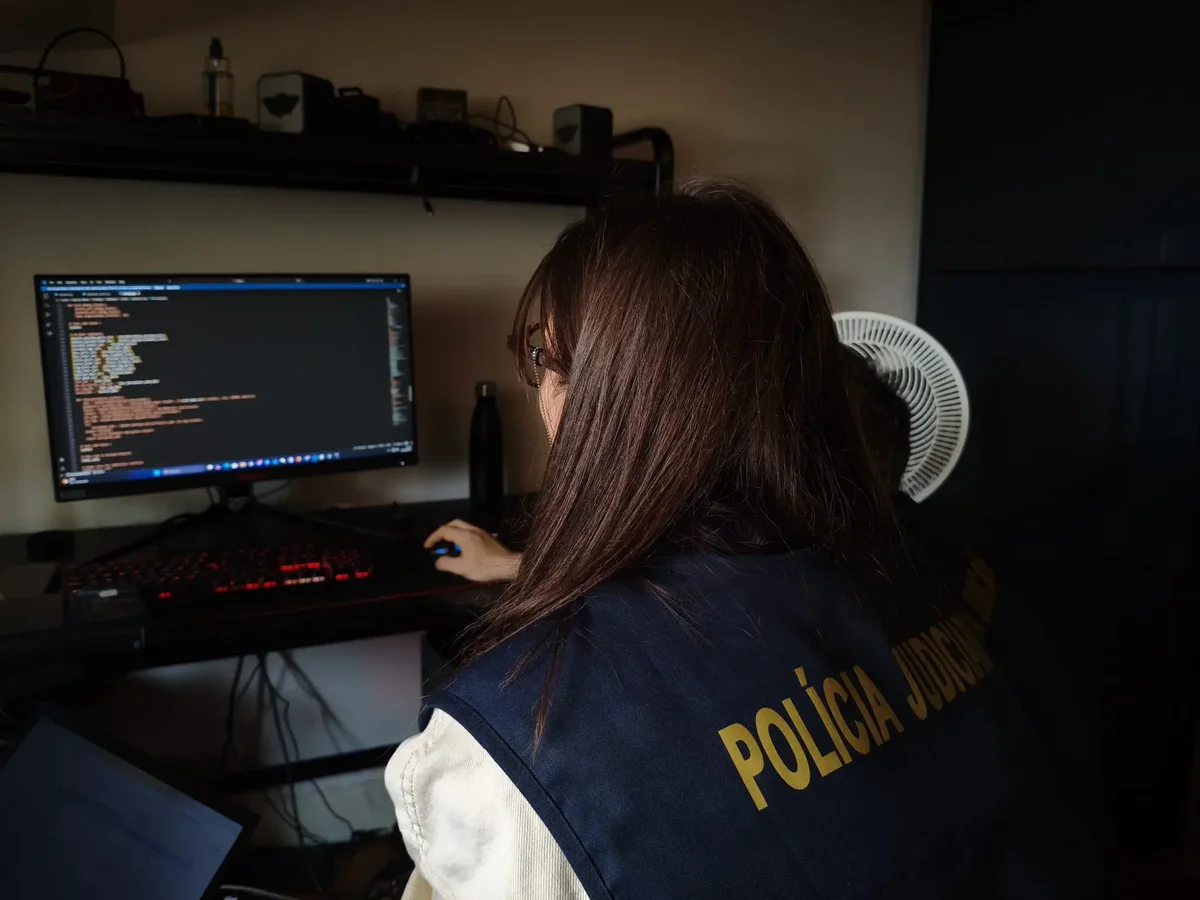 Следователь португальской Pol&iacute;cia Judici&aacute;ria анализирует данные изъятых устройств